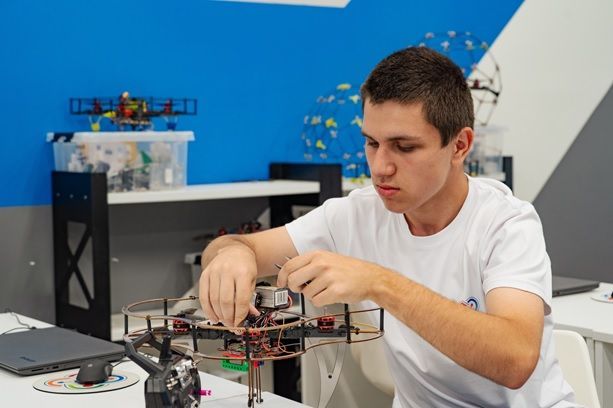 В 2024 году в 30 регионах школы и колледжи оснастят для обучения работе с беспилотными авиационными системами
